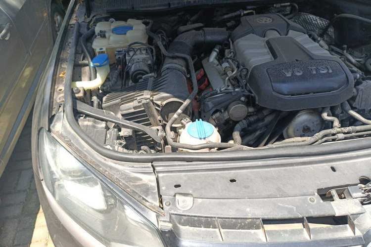 Used Volkswagen Touareg 2011 3.0 TSI Comfort Version Engine Bay Right