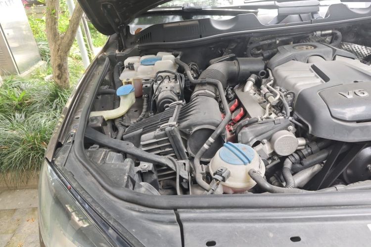 Used Volkswagen Touareg 2011 3.0 TSI Comfort Version Engine Bay Right