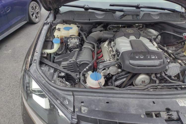 Used Volkswagen Touareg 2011 3.0 TSI High-End Version Engine Bay Right