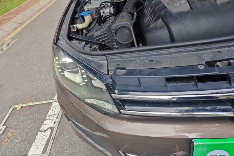 Used Volkswagen Touareg 2011 3.0 TDI Diesel Comfort Version Engine Bay Right