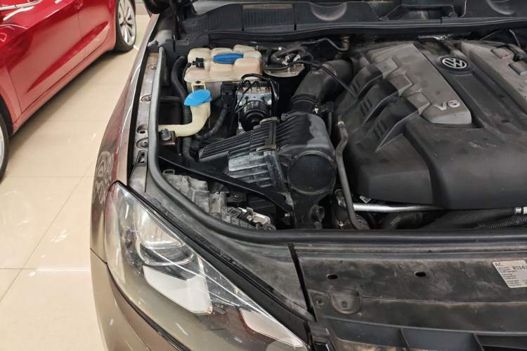 Used Volkswagen Touareg 2011 3.0 TDI Diesel Comfort Version Engine Bay Right