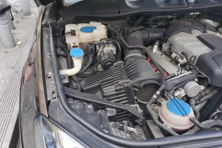 Used Volkswagen Touareg 2011 3.0 TSI Comfort Version Engine Bay Right