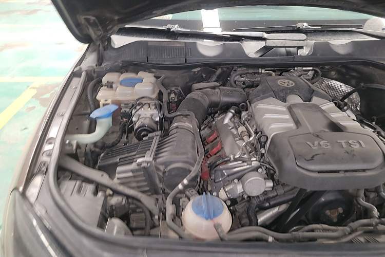 Used Volkswagen Touareg 2011 3.0 TSI Standard Version Engine Bay Right