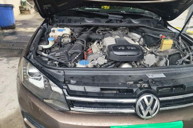 Used Volkswagen Touareg 2011 3.0 TSI Standard Version Engine Bay Right