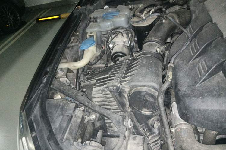 Used Volkswagen Touareg 2011 3.0 TDI Diesel Standard Version Engine Bay Right