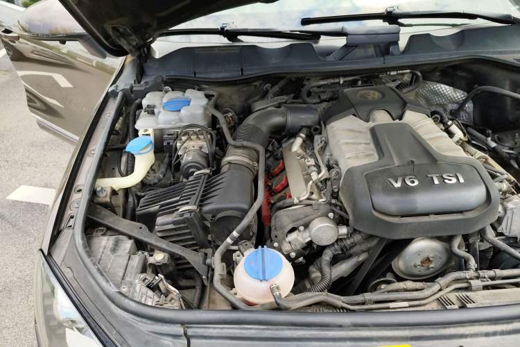 Used Volkswagen Touareg 2011 3.0 TSI Comfort Version Engine Bay Right