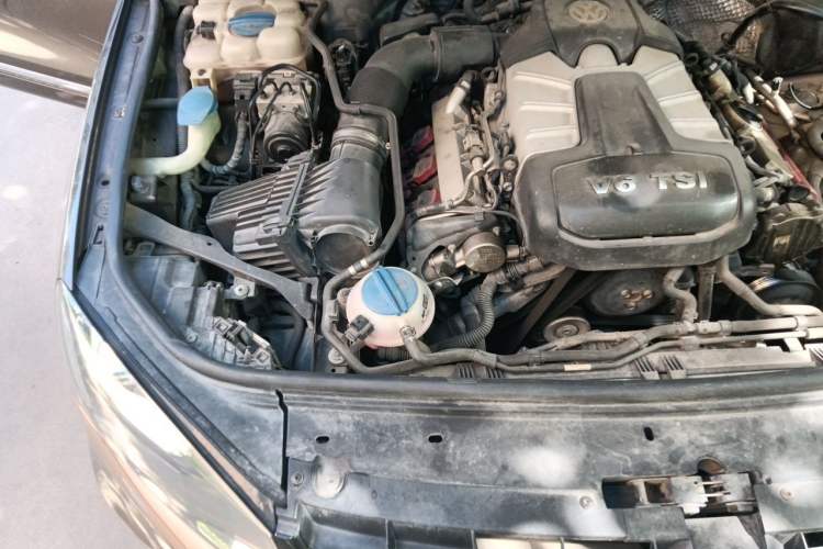 Used Volkswagen Touareg 2011 3.0 TSI High-End Version Engine Bay Right