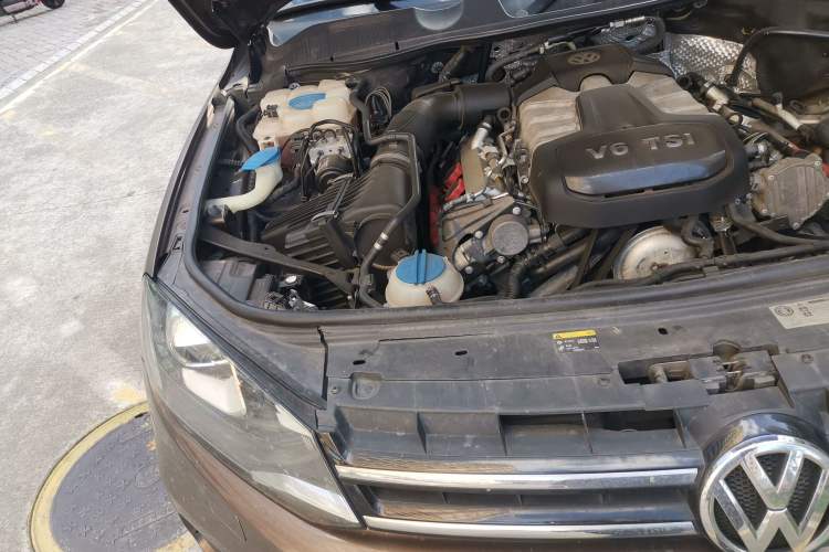 Used Volkswagen Touareg 2011 3.0 TSI Comfort Version Engine Bay Right