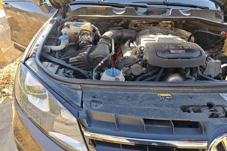 Used Volkswagen Touareg 2011 3.0 TSI Comfort Version Engine Bay Right