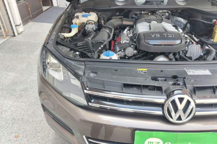 Used Volkswagen Touareg 2011 3.0 TSI Comfort Version Engine Bay Right