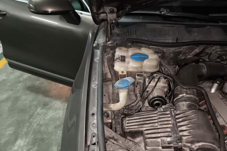 Used Volkswagen Touareg 2011 3.0 TSI Standard Version Engine Bay Right