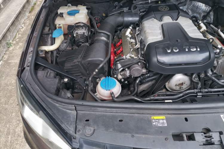 Used Volkswagen Touareg 2011 3.0 TSI Standard Version Engine Bay Right