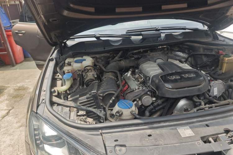Used Volkswagen Touareg 2011 3.0 TSI Comfort Version Engine Bay Right