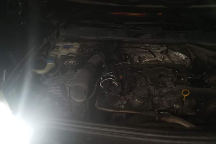 Used Volkswagen Touareg 2011 3.0 TDI Diesel Standard Version Engine Bay Right