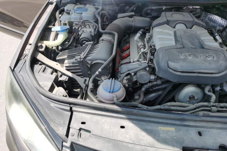 Used Volkswagen Touareg 2011 3.0 TSI Standard Version Engine Bay Right