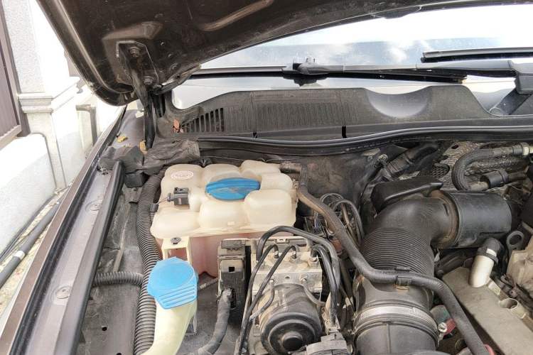 Used Volkswagen Touareg 2011 3.0 TSI Luxury Edition Engine Bay Right