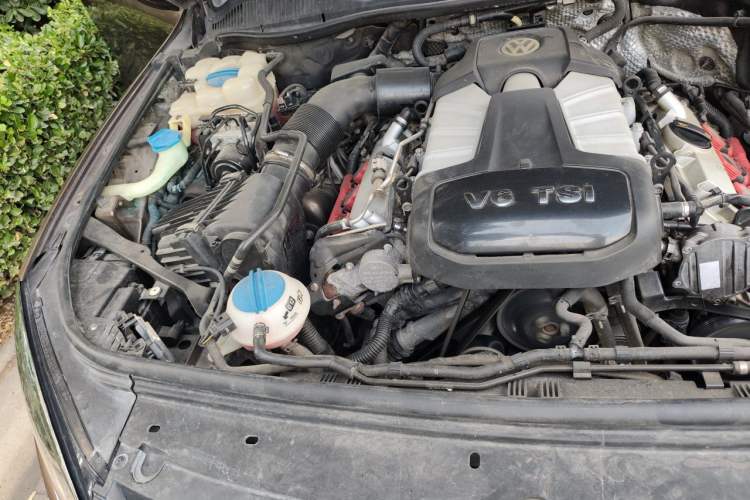 Used Volkswagen Touareg 2011 3.0 TSI High-End Version Engine Bay Right
