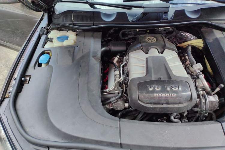 Used Volkswagen Touareg 2011 3.0 TSI Hybrid Engine Bay Right