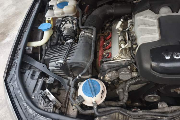Used Volkswagen Touareg 2011 3.0 TSI High-End Version Engine Bay Right