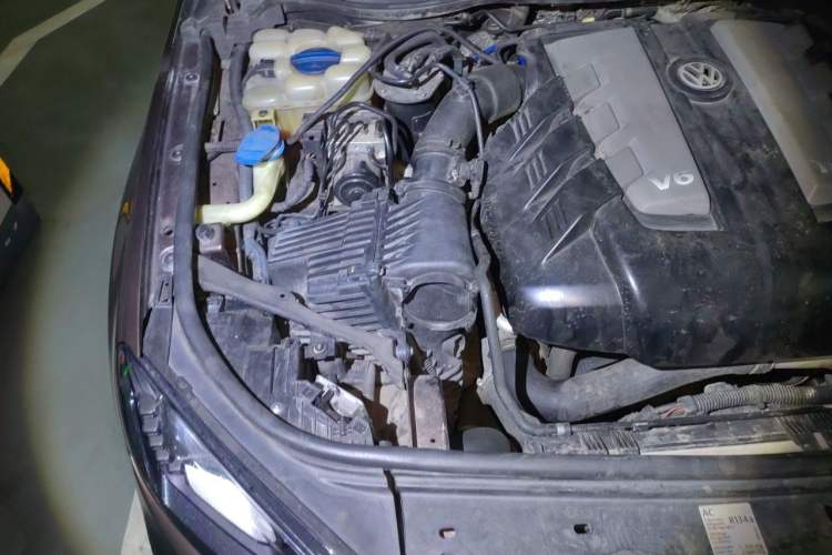 Used Volkswagen Touareg 2011 3.0 TDI Diesel Comfort Version Engine Bay Right