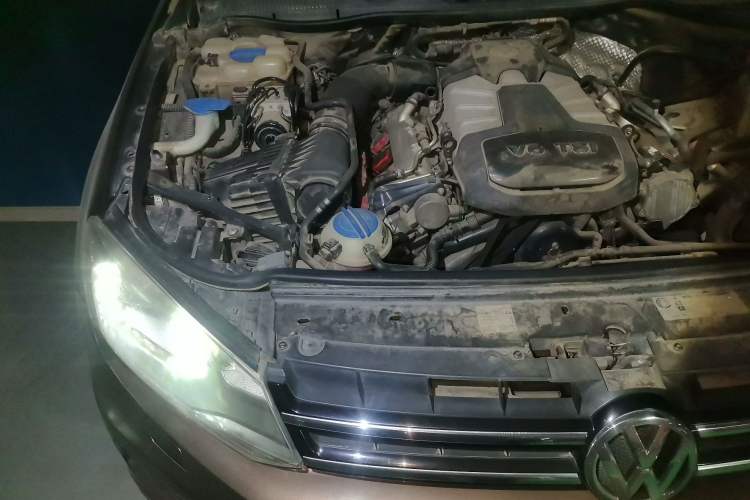 Used Volkswagen Touareg 2011 3.0 TSI Standard Version Engine Bay Right