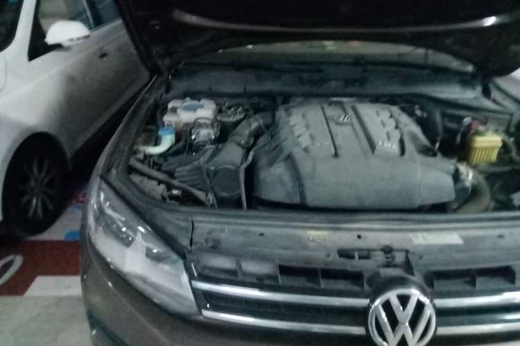 Used Volkswagen Touareg 2011 3.0 TDI Diesel Standard Version Engine Bay Right
