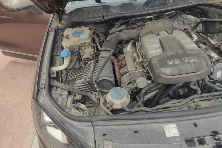 Used Volkswagen Touareg 2011 3.0 TSI Comfort Version Engine Bay Right