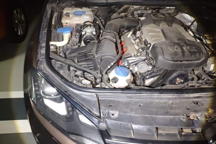 Used Volkswagen Touareg 2011 3.0 TSI Comfort Version Engine Bay Right