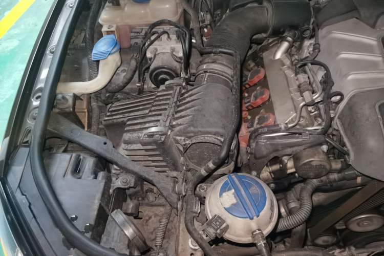 Used Volkswagen Touareg 2011 3.0 TSI Standard Version Engine Bay Right