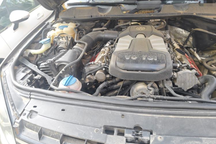 Used Volkswagen Touareg 2011 3.0 TSI Comfort Version Engine Bay Right