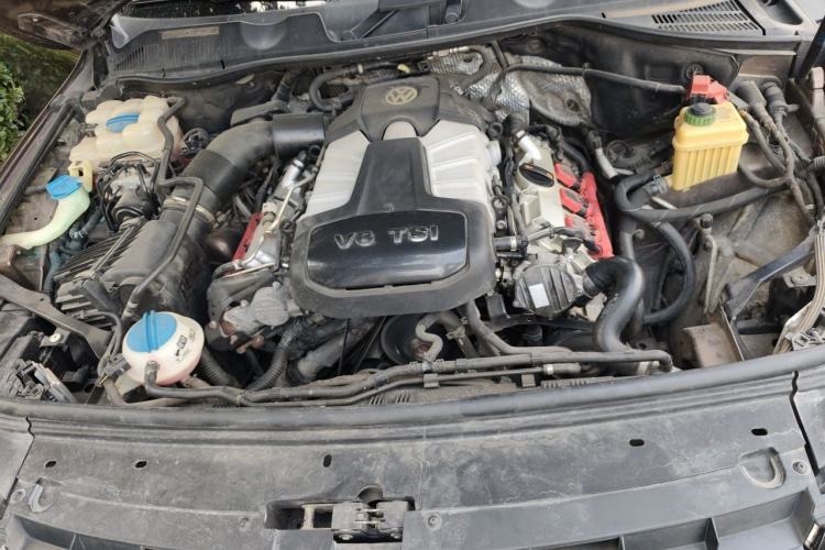 Used Volkswagen Touareg 2011 3.0 TSI High-End Version Engine Bay