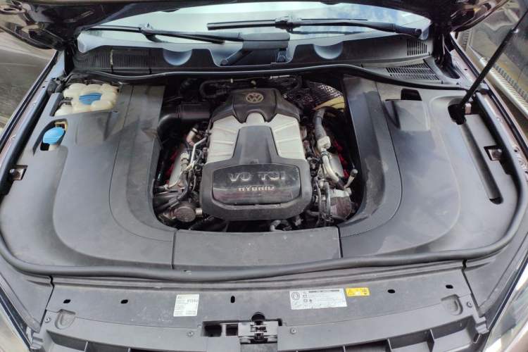Used Volkswagen Touareg 2011 3.0 TSI Hybrid Engine Bay