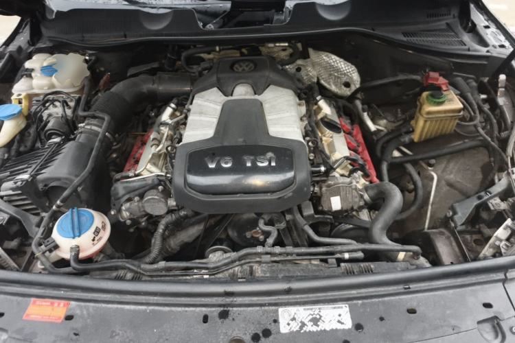 Used Volkswagen Touareg 2011 3.0 TSI High-End Version Engine Bay