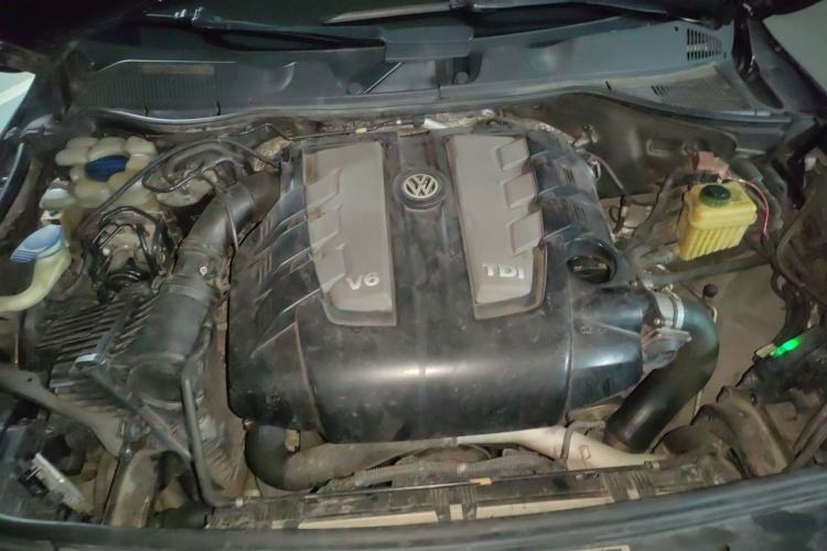 Used Volkswagen Touareg 2011 3.0 TDI Diesel Comfort Version Engine Bay