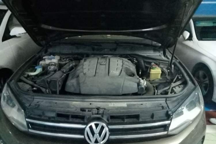 Used Volkswagen Touareg 2011 3.0 TDI Diesel Standard Version Engine Bay