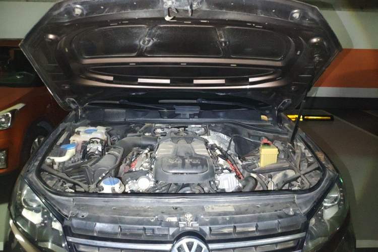 Used Volkswagen Touareg 2011 3.0 TSI Comfort Version Engine Bay