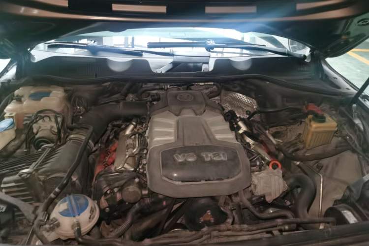 Used Volkswagen Touareg 2011 3.0 TSI Standard Version Engine Bay