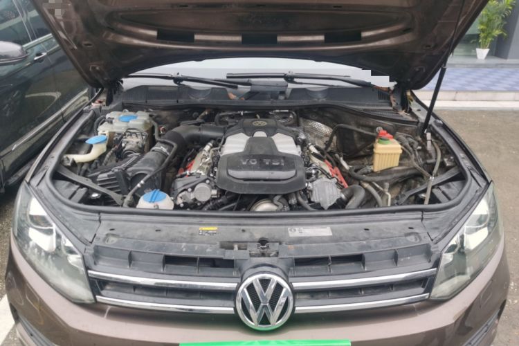 Used Volkswagen Touareg 2011 3.0 TSI Standard Version Engine Bay