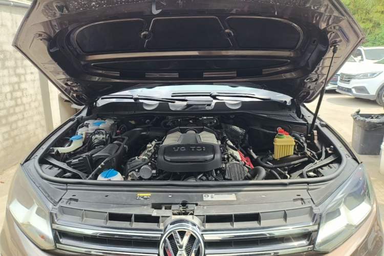 Used Volkswagen Touareg 2011 3.0 TSI Standard Version Engine Bay