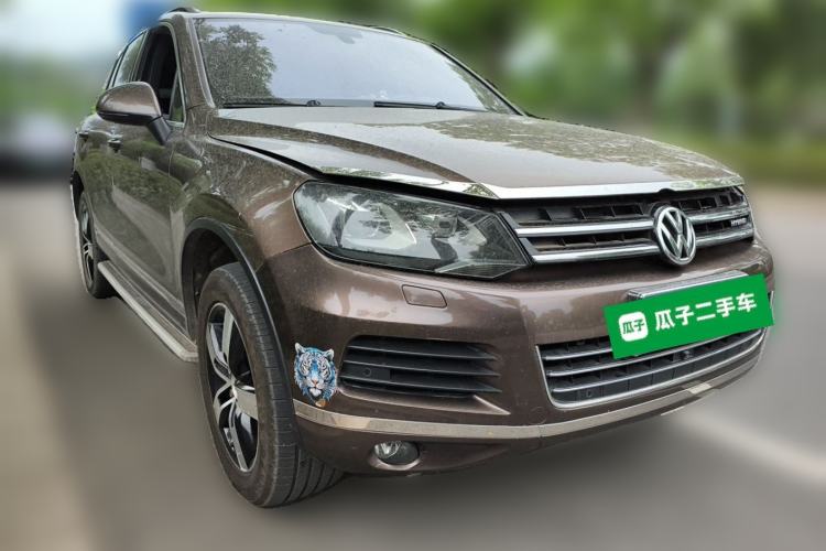 Used Volkswagen Touareg 2011 3.0 TSI Hybrid Front Right 45 Deg