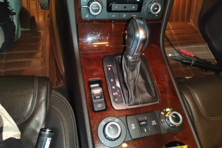 Used Volkswagen Touareg 2011 3.0 TSI Comfort Version Gear Lever