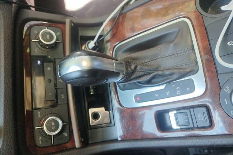 Used Volkswagen Touareg 2011 3.0 TSI Comfort Version Gear Lever