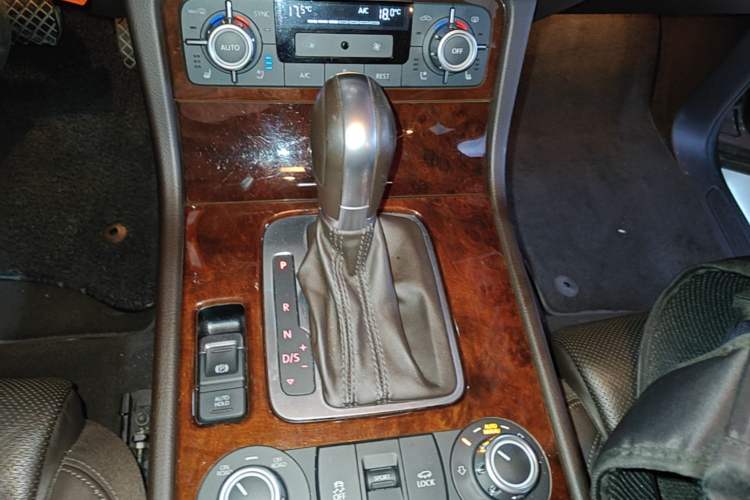 Used Volkswagen Touareg 2011 3.0 TSI Comfort Version Gear Lever