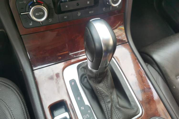 Used Volkswagen Touareg 2011 3.0 TSI Comfort Version Gear Lever