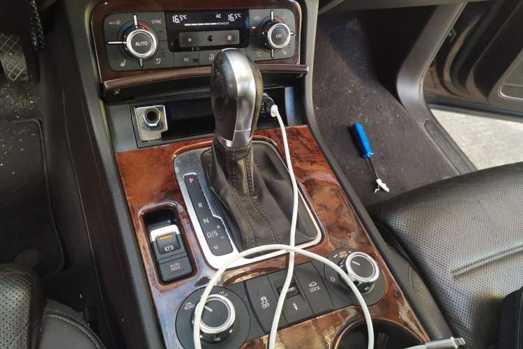 Used Volkswagen Touareg 2011 3.0 TSI Comfort Version Gear Lever