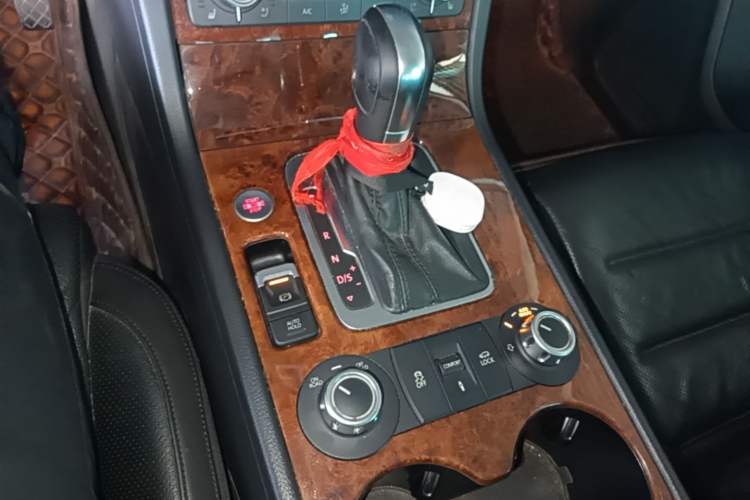 Used Volkswagen Touareg 2011 3.0 TSI High-End Version Gear Lever