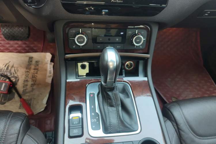 Used Volkswagen Touareg 2011 3.0 TSI Standard Version Gear Lever