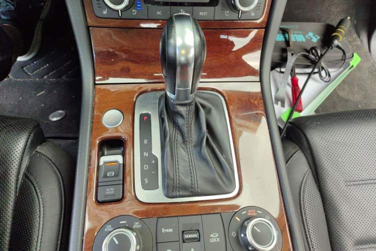 Used Volkswagen Touareg 2011 3.0 TSI Hybrid Gear Lever