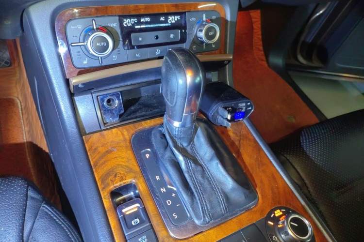 Used Volkswagen Touareg 2011 3.0 TDI Diesel Comfort Version Gear Lever