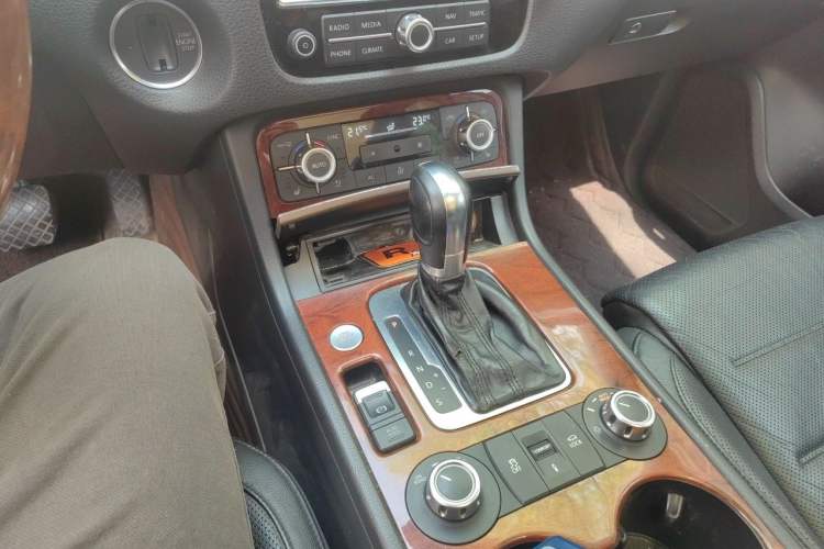 Used Volkswagen Touareg 2011 3.0 TSI Comfort Version Gear Lever